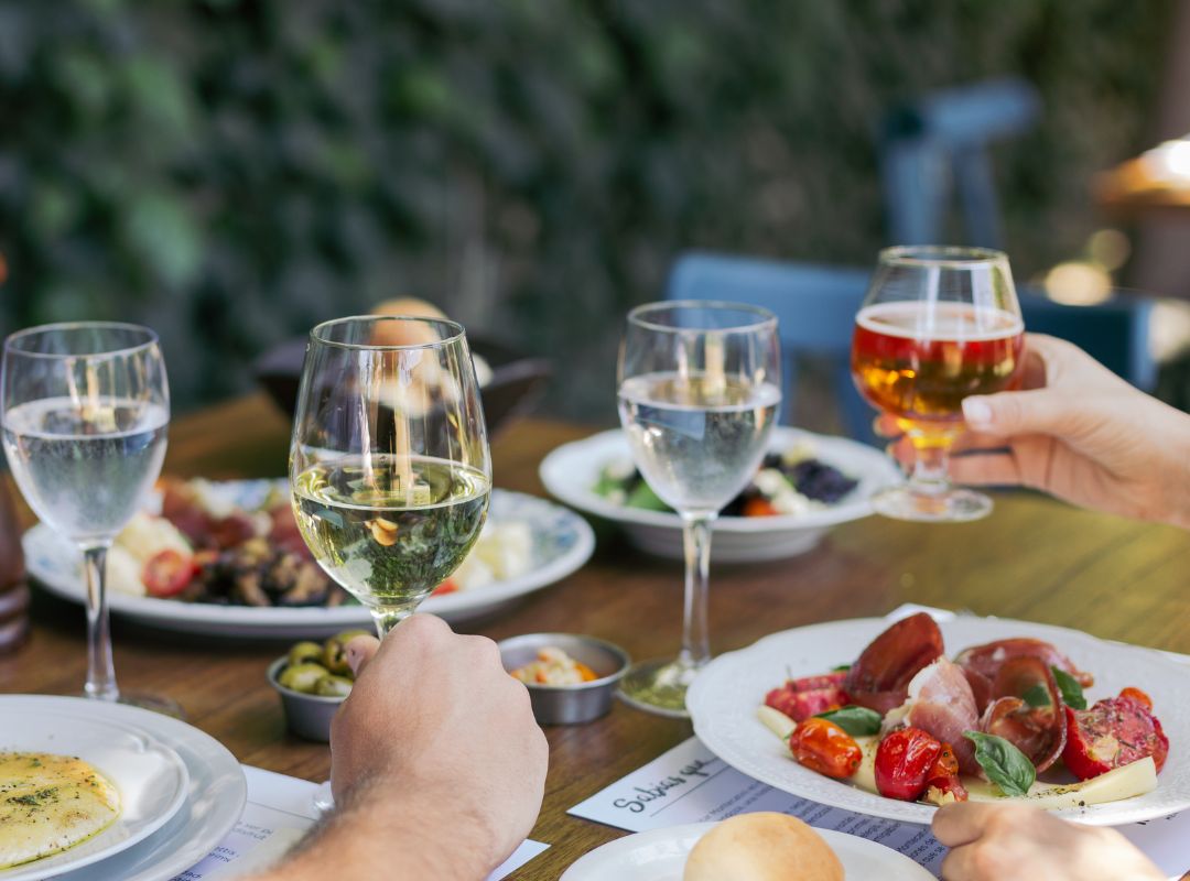 Brindis y platos compartidos en una mesa de Montecatini